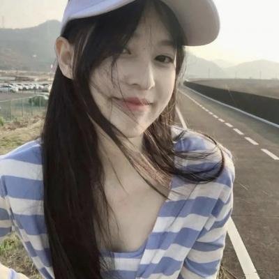 穿条纹衣的男孩
